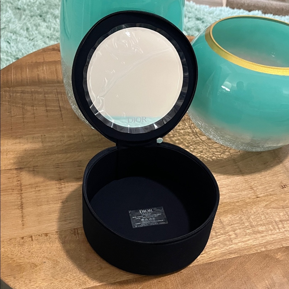 VANITY DIOR BLACK ZIPPERED CASE WITH MIRROR & 2 COMPLIMENTARY SAMPLE PARFUM-NIB - Picture 4 of 7